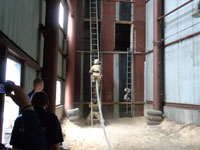 Подъем по трехколенной лестнице с пожарным стволом